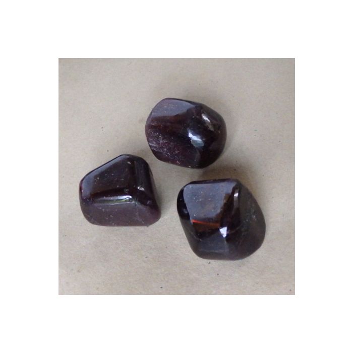 Garnet  Tumble stone Q090A